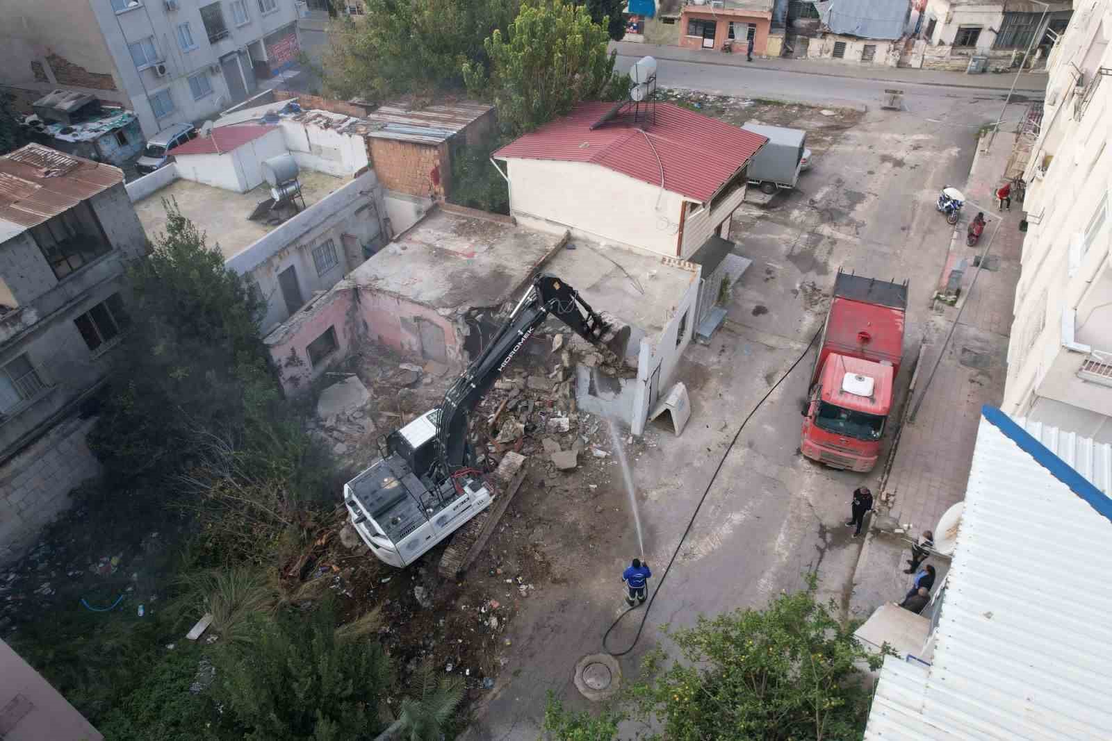 Mersin’de ağır hasarlı bina kontrollü şekilde yıkıldı