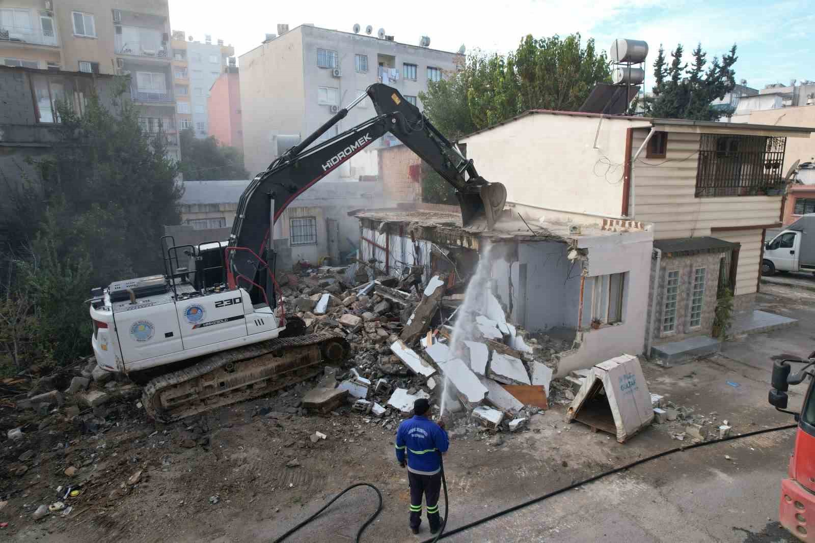 Mersin’de ağır hasarlı bina kontrollü şekilde yıkıldı