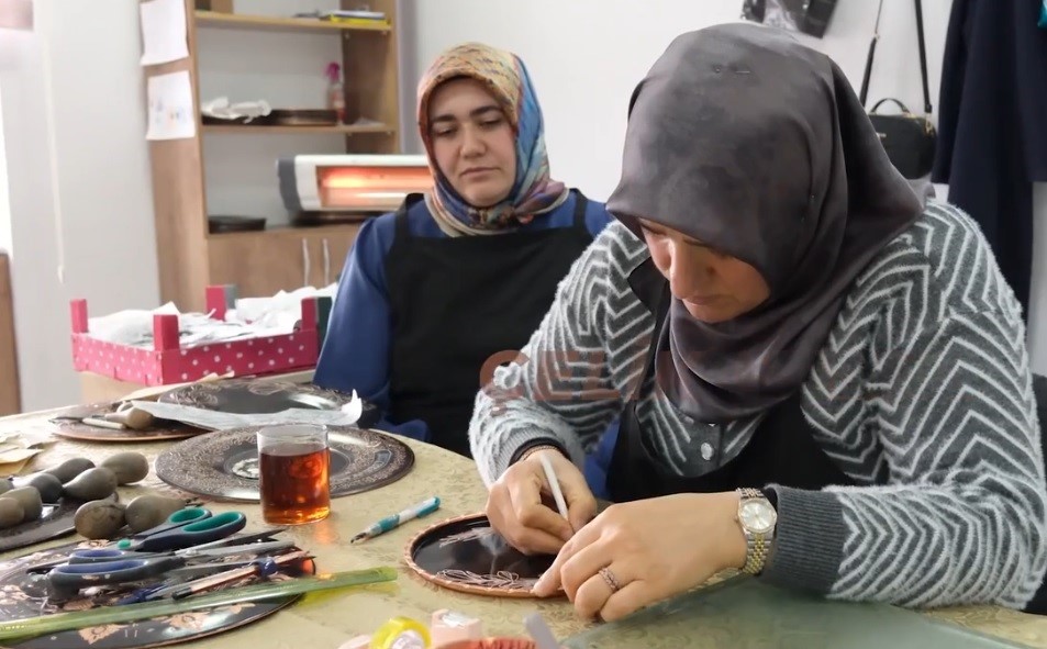 Erzincanlı kadınlar bakır işlemeciliğini yaşatıyor