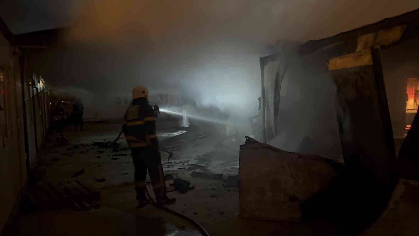 Alevlere teslim olan 6 konteyner yandı