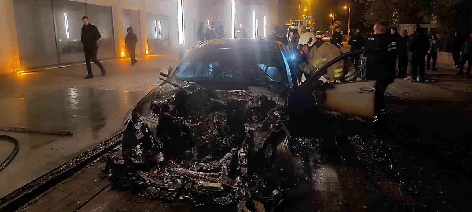 Mardin’de lüks otomobil alev alev yandı