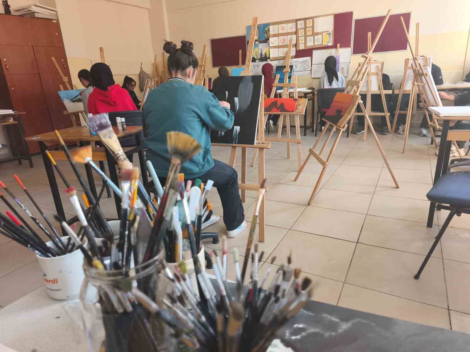 Atık ahşaplar sanata dönüşüyor