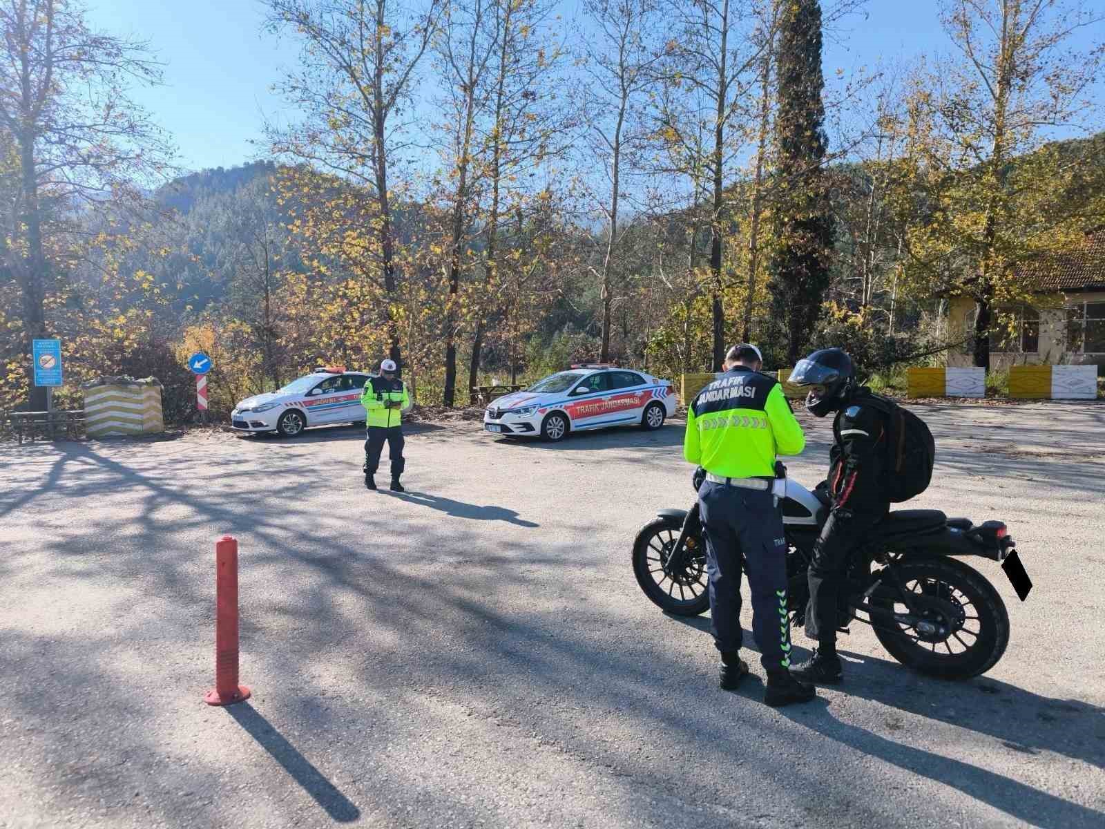 Burdur’da jandarma ekipleri tarafından trafik denetimleri devam ediyor