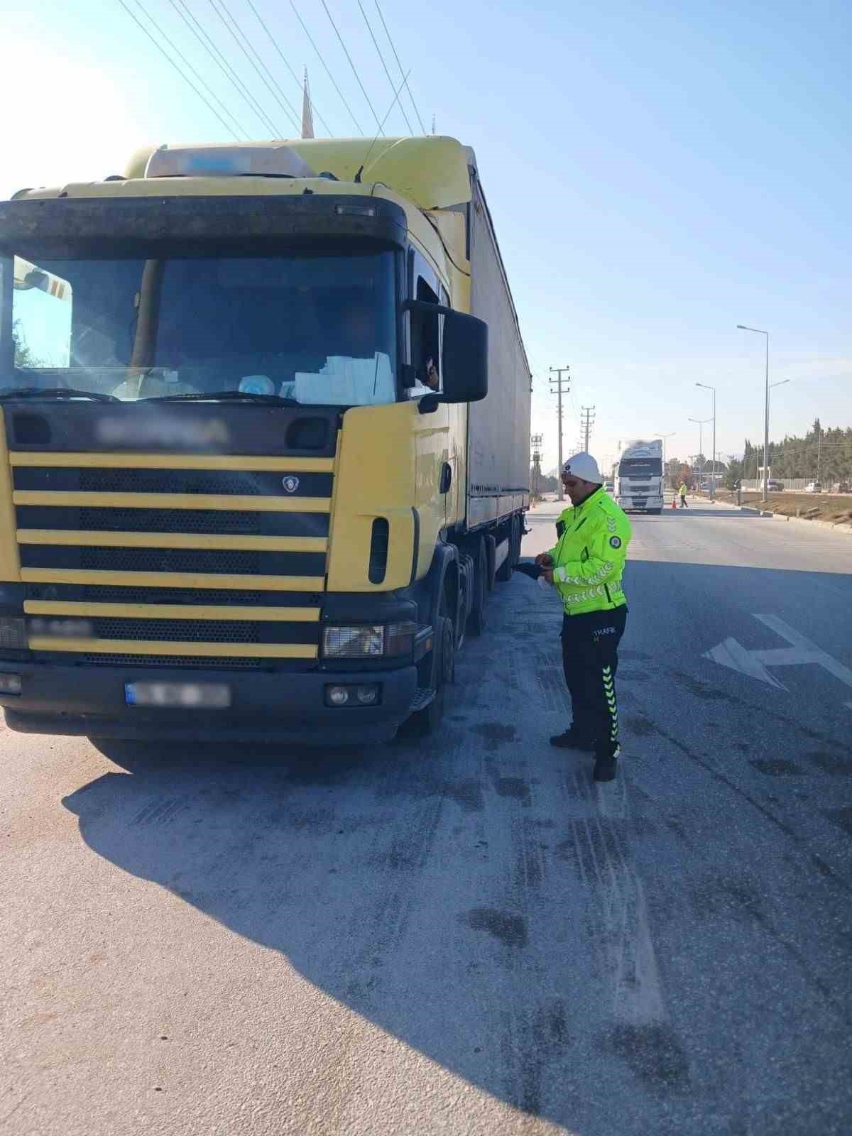 Burdur’da yük taşıyan araçlara yönelik denetimde 25 araç ve sürücüsüne idari ceza