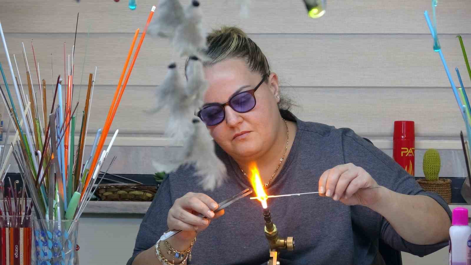 800 derece ateşle buluşan cam sanat eserine dönüşüyor