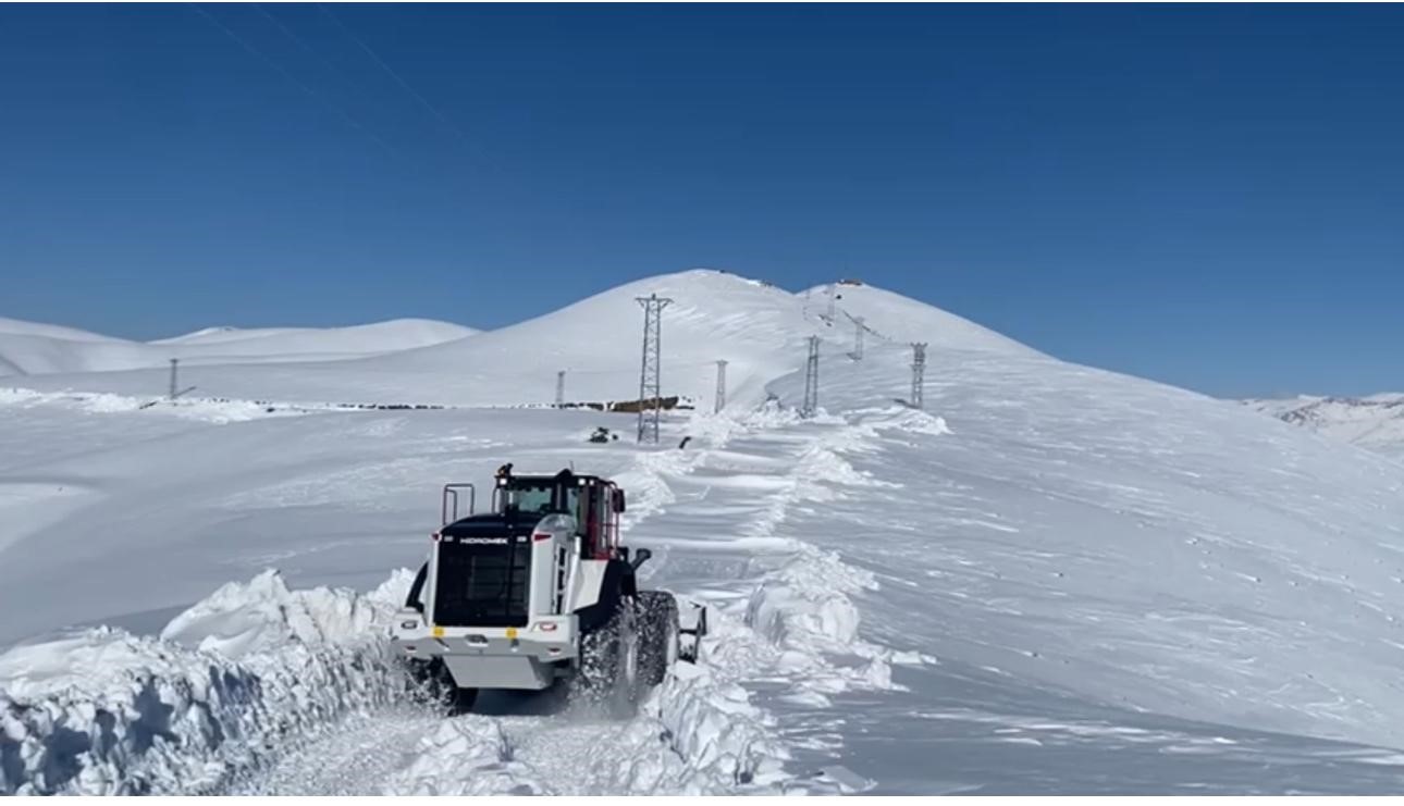 Şırnak’ta tipi, köy yollarını ulaşıma kapattı