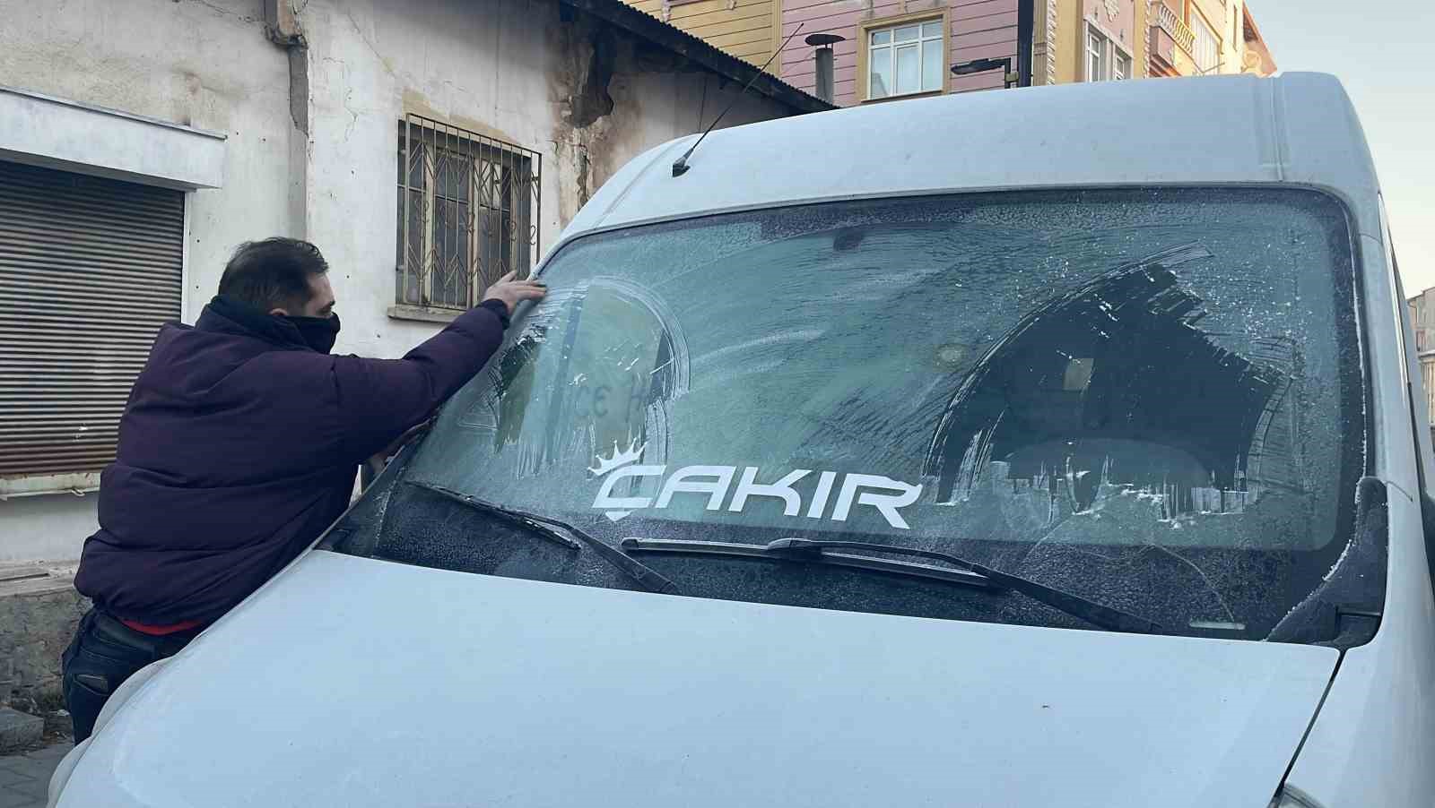 Sivas yine şaşırtmadı, buz kesen kentte cam kazıma mesaisi başladı