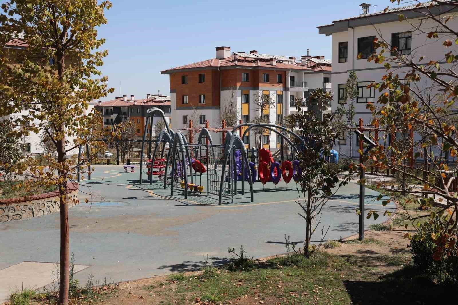 DEM partili milletvekilinin ‘Şantiye şefi’ yakıştırmasını yaptığı Bakan Kurum’a yuvasına kavuşan depremzedelerden destek