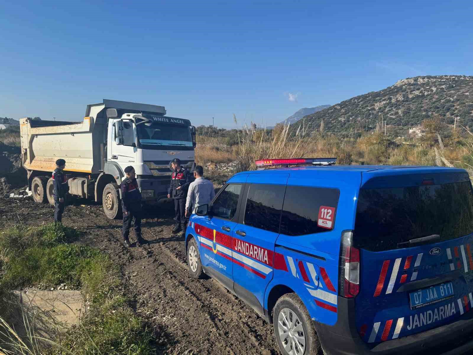 Kaş’ta izinsiz kum alımına jandarma engeli