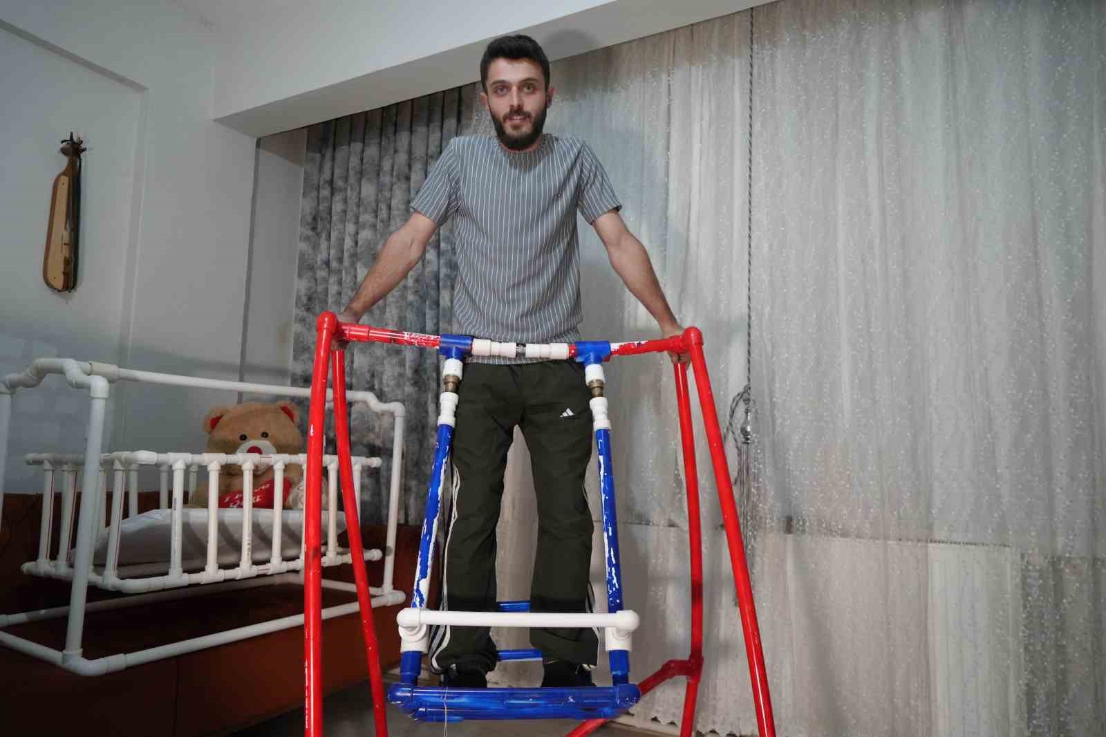 Tesisatçı baba adayından, doğacak bebeğine su borusundan beşik ve salıncak