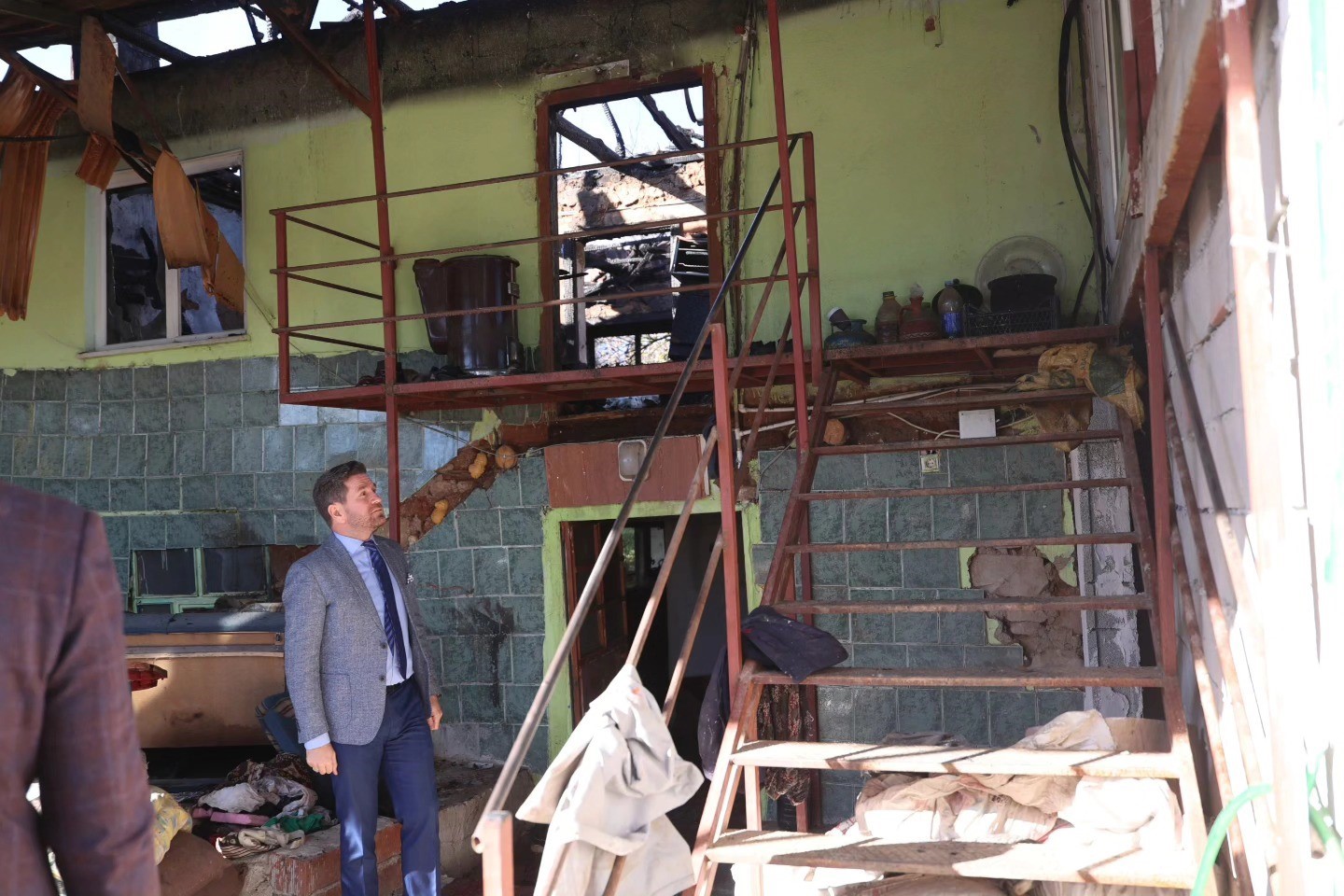 Başkan Tatık evleri yanan aileyi yalnız bırakmadı