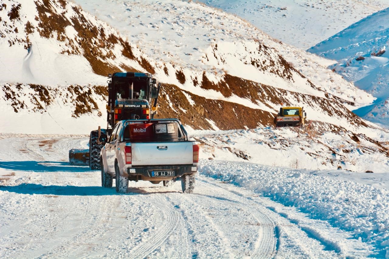 Siirt’te 10 köyün ulaşımını sağlayan yol kardan kapandı