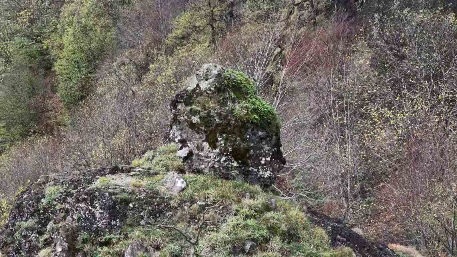 Yamaçtaki ilginç kaya dikkat çekiyor