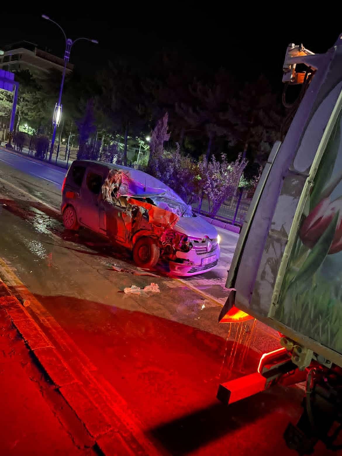 Elazığ’da hafif ticari araç, temizlik aracına çarptı: 1 yaralı