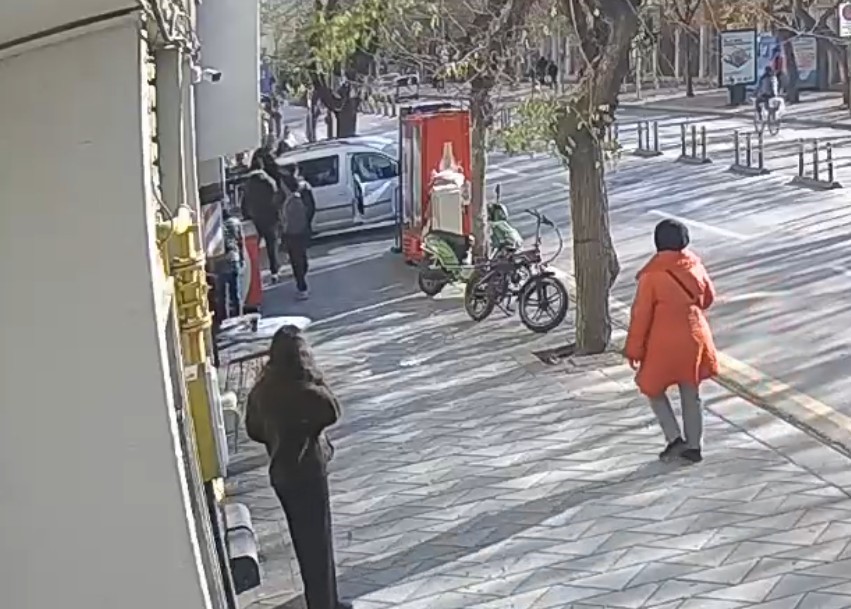 Kadınlar arasında çıkan kavga kameraya yansıdı