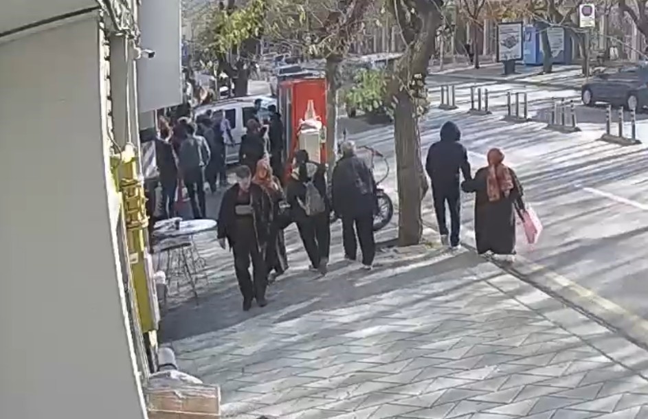 Kadınlar arasında çıkan kavga kameraya yansıdı