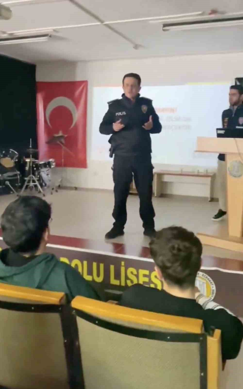 Eceabat’da emniyet ekiplerince öğrenciler bilgilendirildi