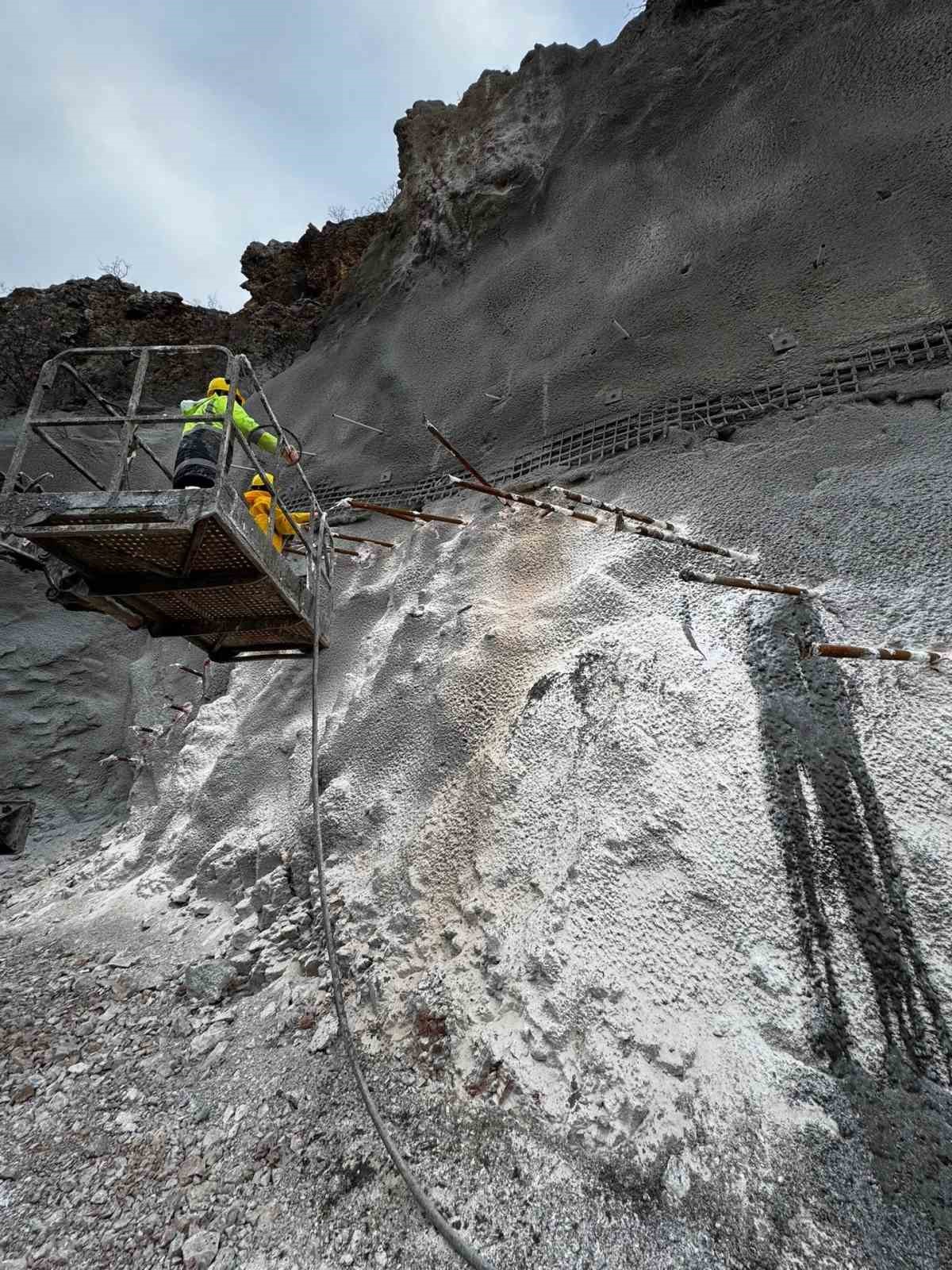 Yıllardır bitmeyen yolda çalışmalar sürüyor