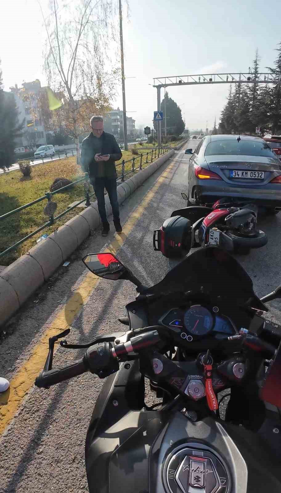 Aracın altında sıkışan motosiklet böyle çıkarıldı