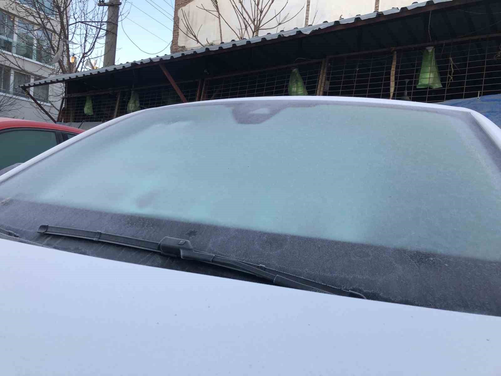 Araba camlarında buzlanma oluşmaya başladı