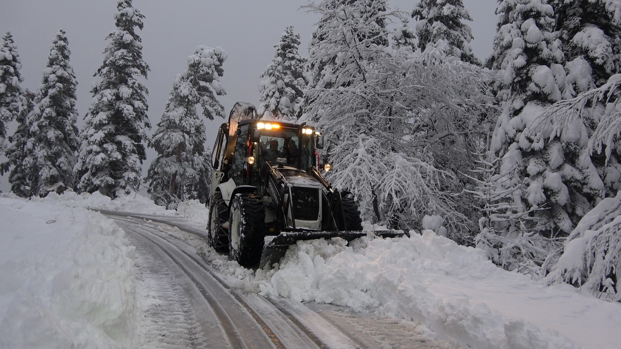 Kar sebebiyle yolu kapanan köydeki hasta, ekipleri seferber etti