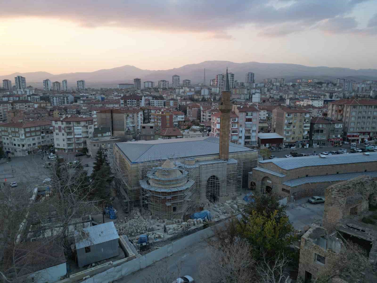 690 yıllık Sungurbey Camii aslına uygun olarak restore ediliyor