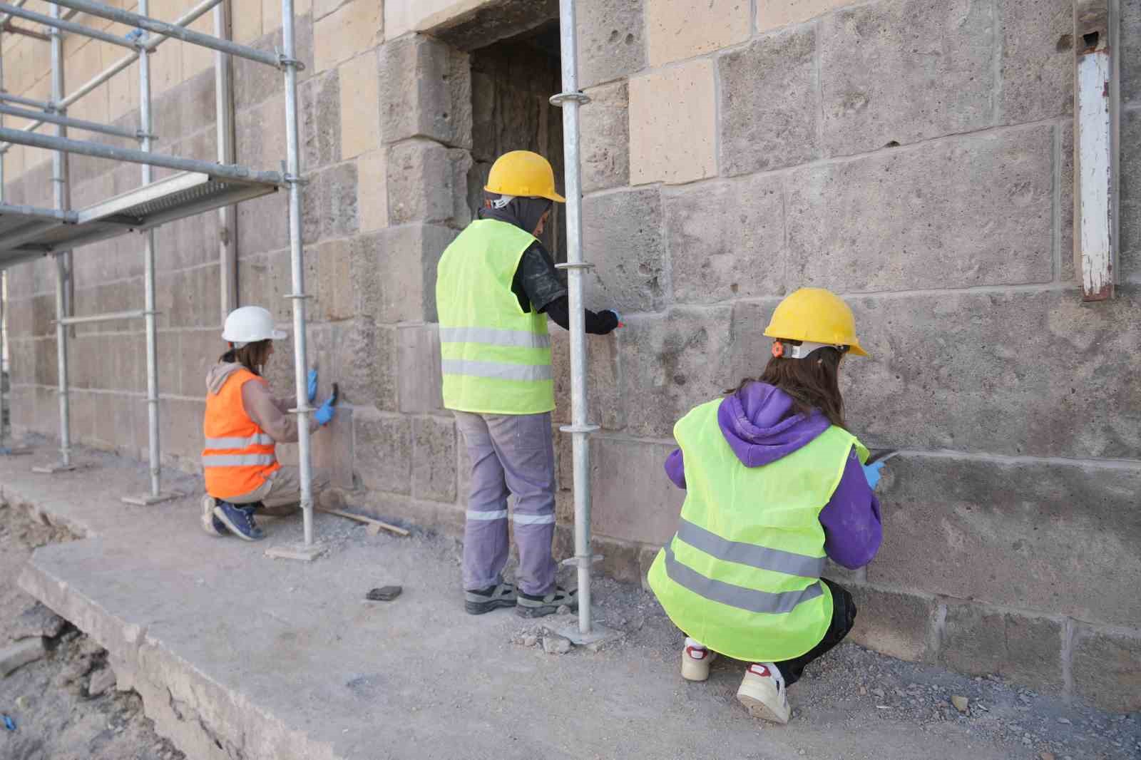 690 yıllık Sungurbey Camii aslına uygun olarak restore ediliyor