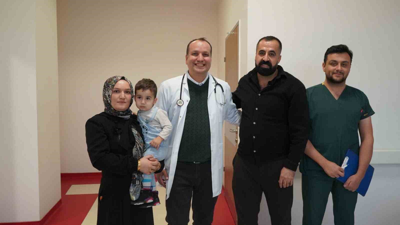 Bebeğin yuttuğu mıknatıslar bağırsak delinmesine neden oldu