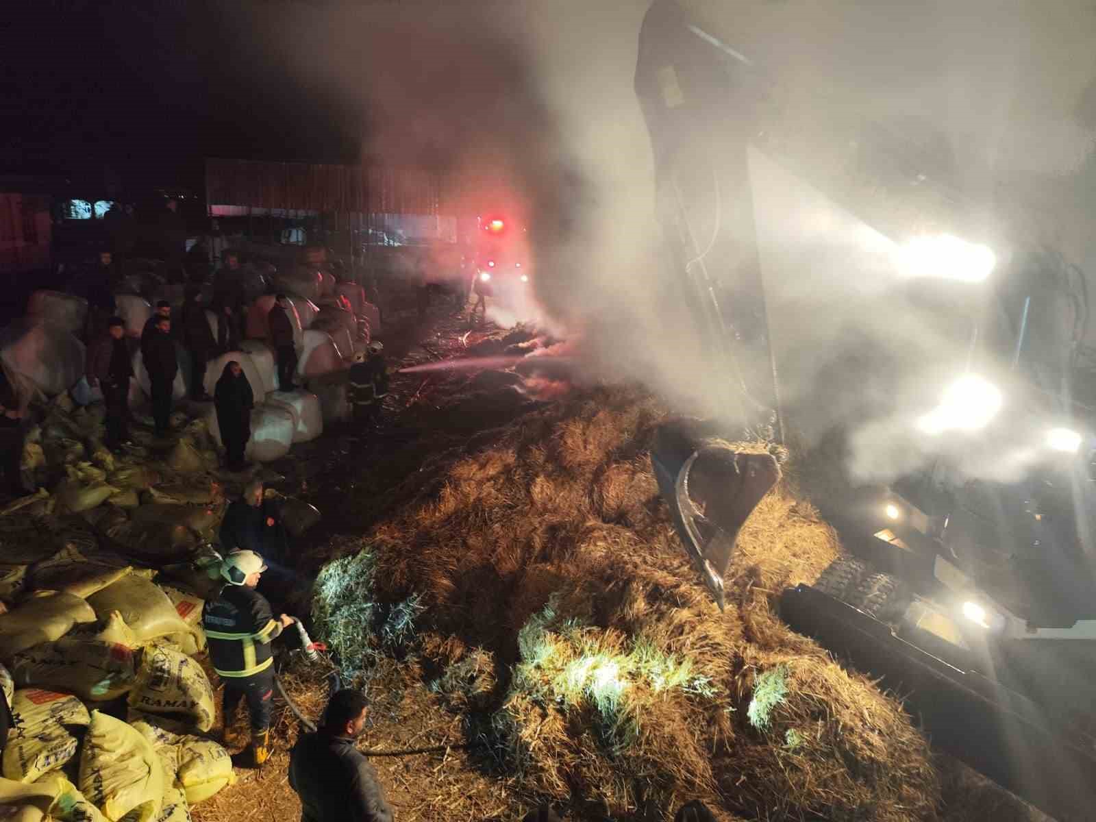 Samanlıkta çıkan yangın bitişikteki ağıla sıçramadan söndürüldü