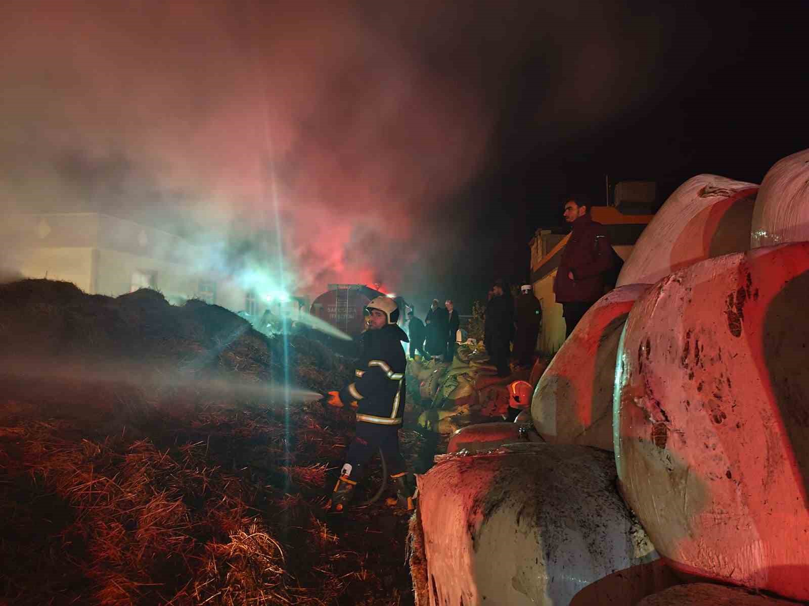 Samanlıkta çıkan yangın bitişikteki ağıla sıçramadan söndürüldü