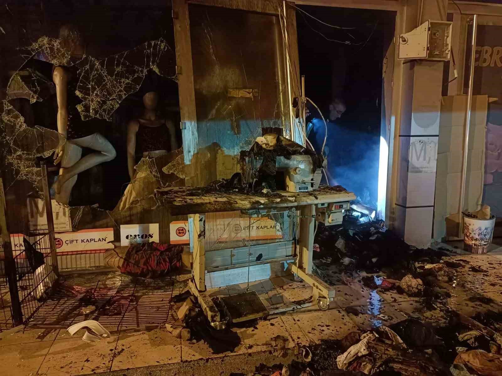 Isparta’da iç giyim mağazasında çıkan yangın itfaiye ekiplerince söndürüldü