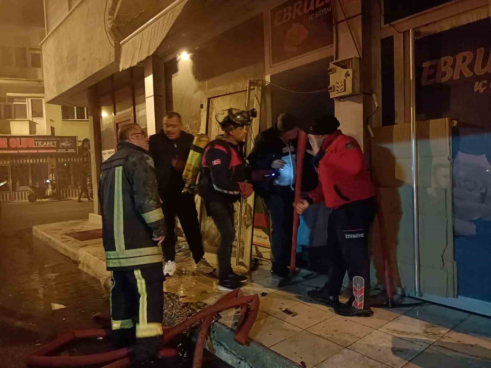 Isparta’da iç giyim mağazasında çıkan yangın itfaiye ekiplerince söndürüldü