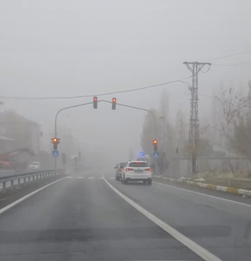 Patnos’ta etkili olan yoğun sis günlük hayatı olumsuz etkiledi