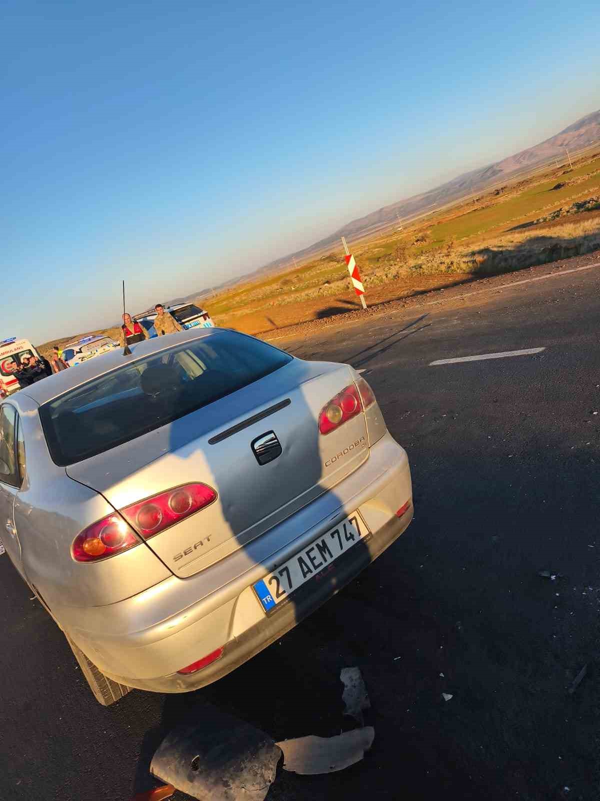 Otomobil ile kamyonet &ccedil;arpıştı: 5 yaralı
