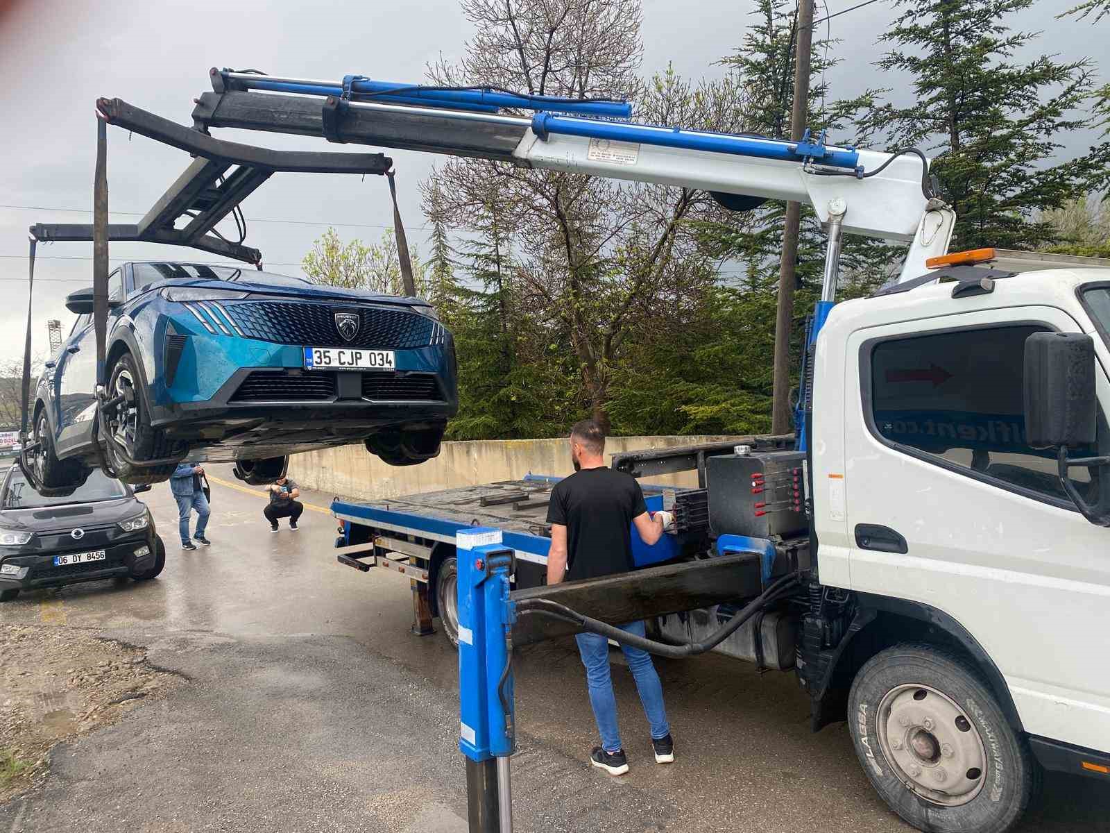 Elektrikli otomobilin yakınına yıldırım düştü, milyonluk araç ’hurda’ oldu