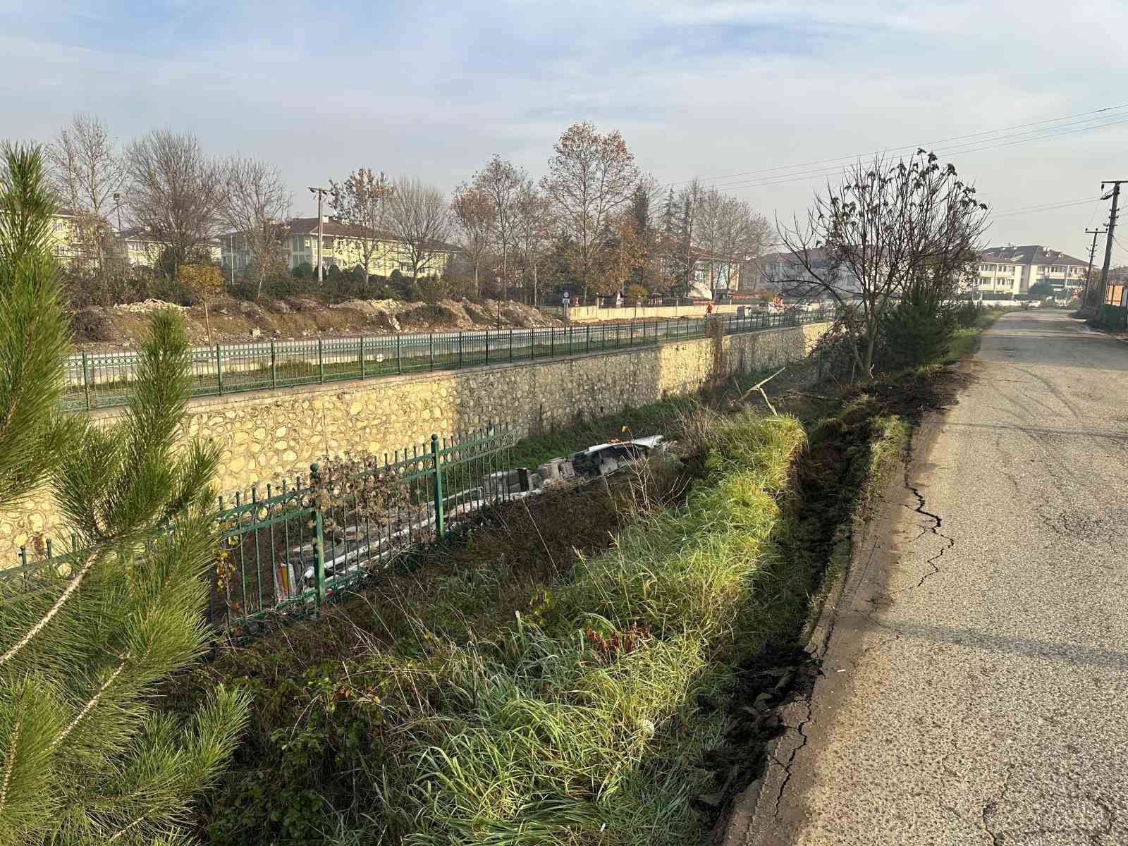 Dere yatağına devrilen beton mikserinin sürücüsü yaralandı