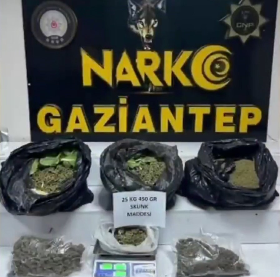 Gaziantep’te 22 kilo skunk ile çok sayıda silah ele geçirildi: 7 gözaltı