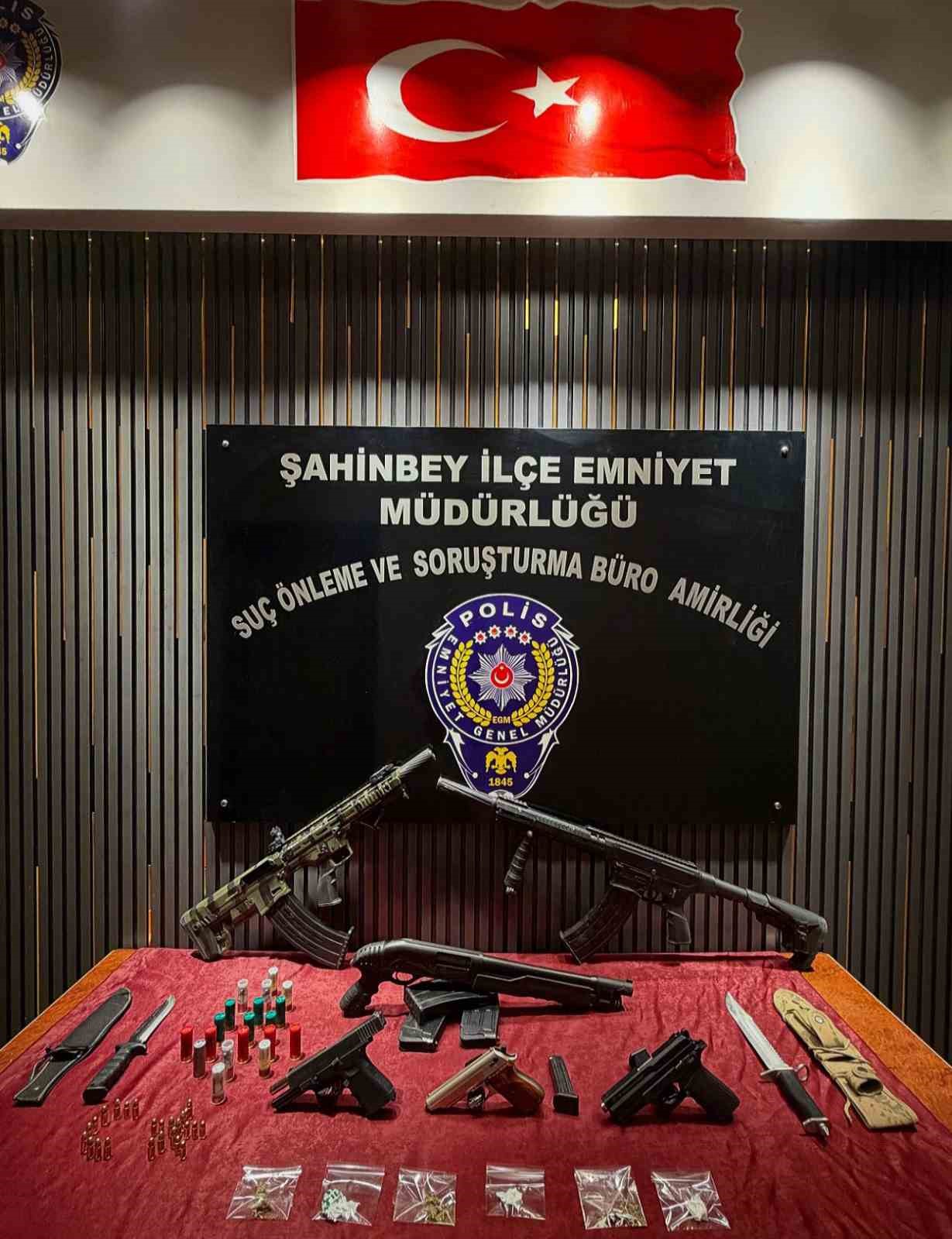 Gaziantep’te 22 kilo skunk ile çok sayıda silah ele geçirildi: 7 gözaltı