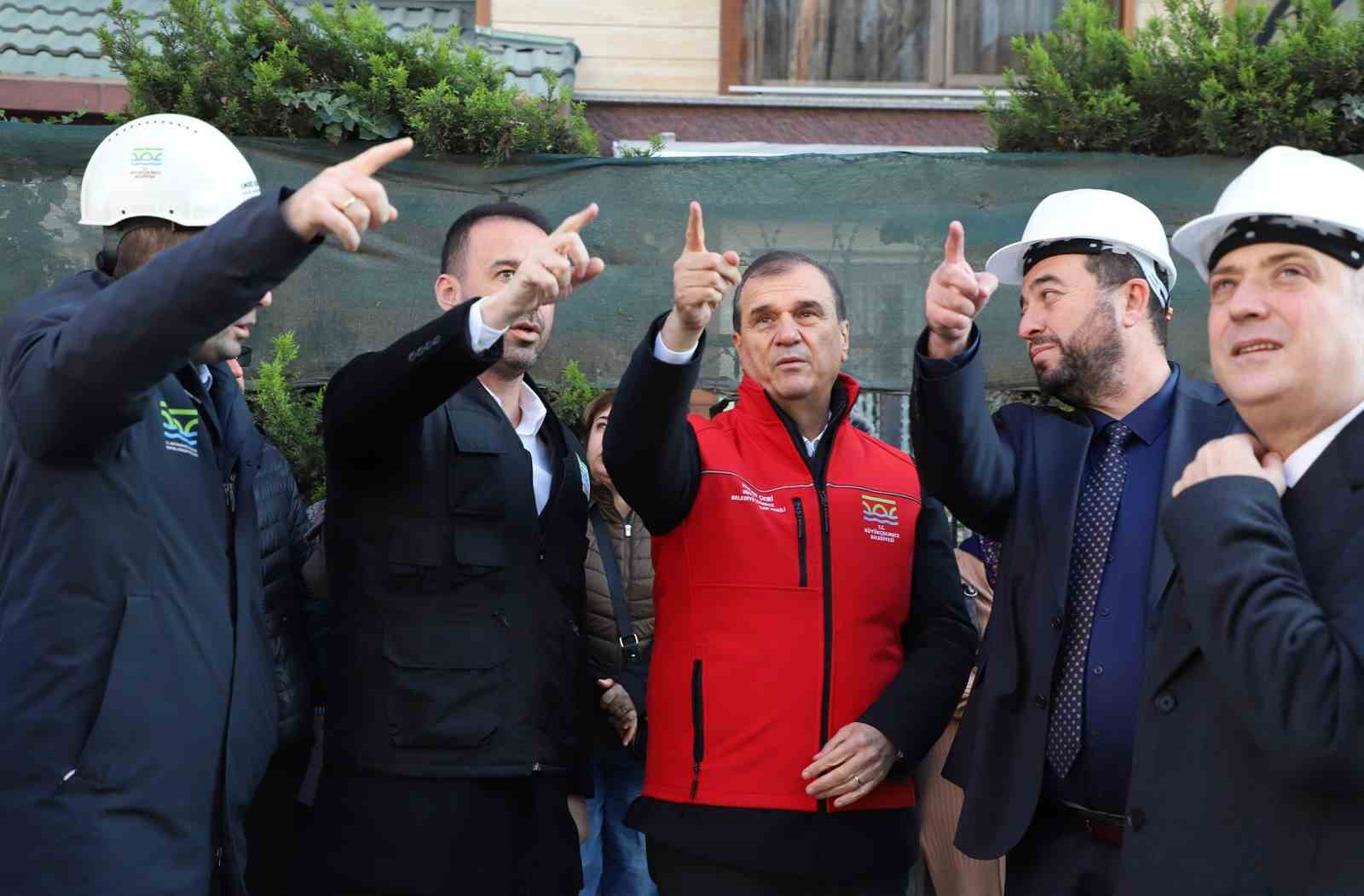 Deprem hazırlıklarının sürdüğü Büyükçekmece’de riskli bir site daha yıkıldı