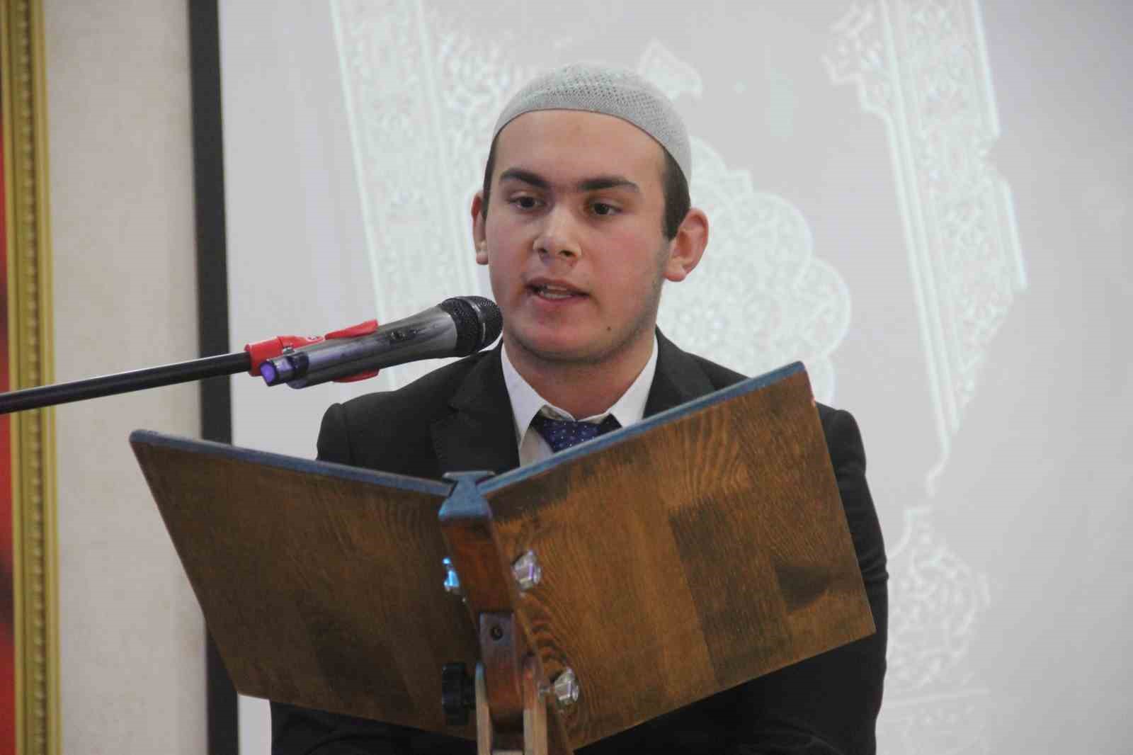 Ezanı g&uuml;zel okumak i&ccedil;in yarıştılar
