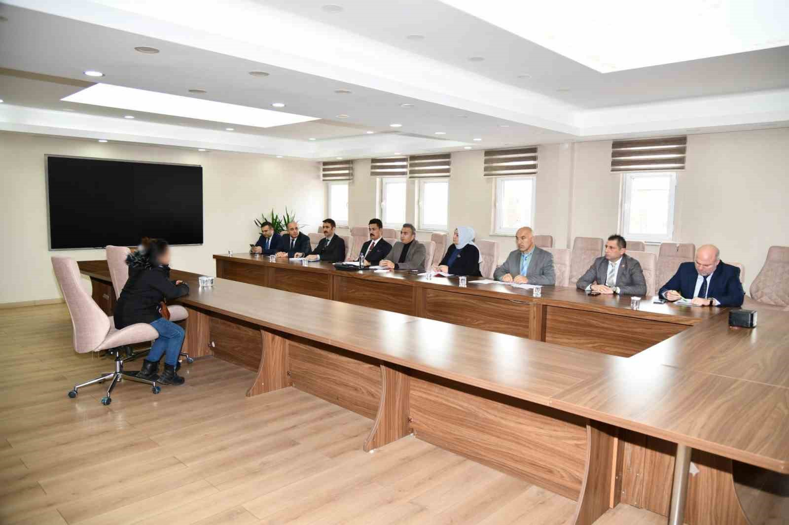 Vali Çiçek halk gününde vatandaşların sorunlarını dinledi