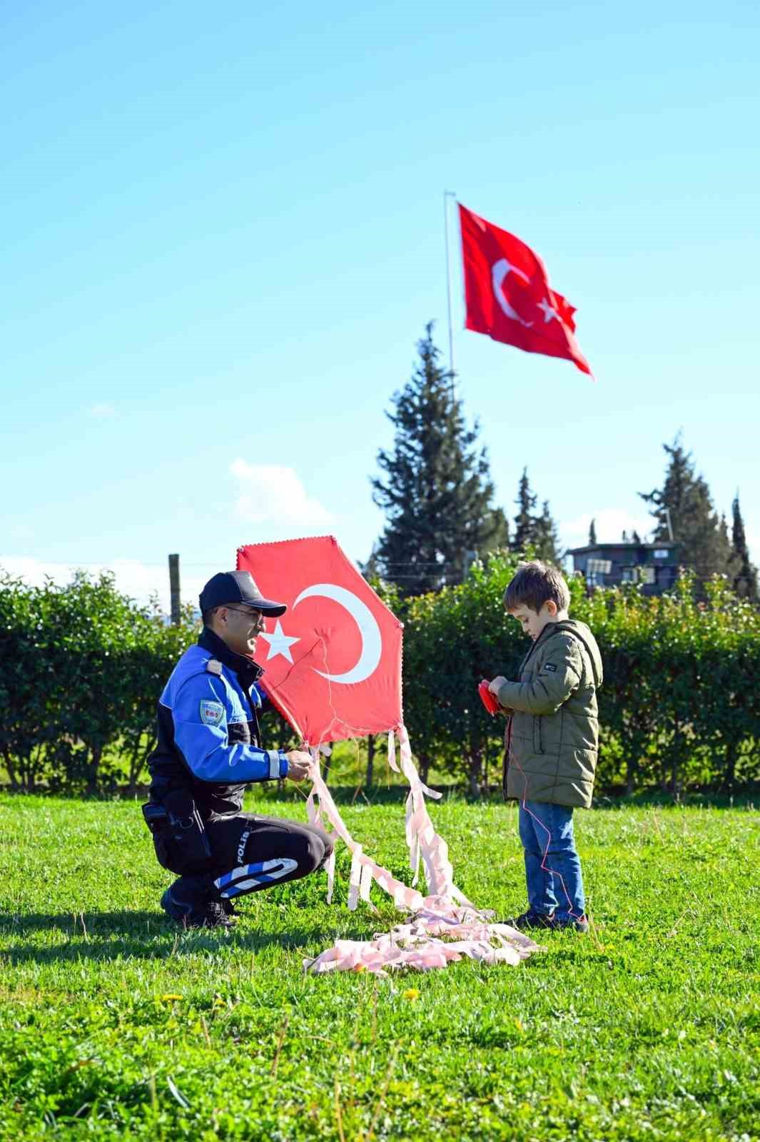 Emniyet ekipleri çocuklarla uçurtma festivalinde buluştu