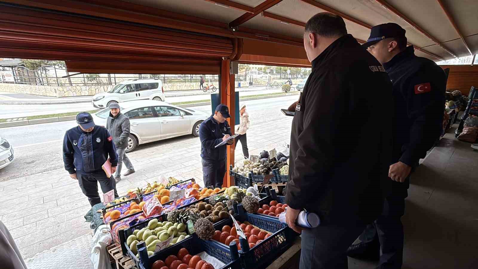 Çorum’da manav ve marketlere sıkı denetim: 105 işetme denetlendi
