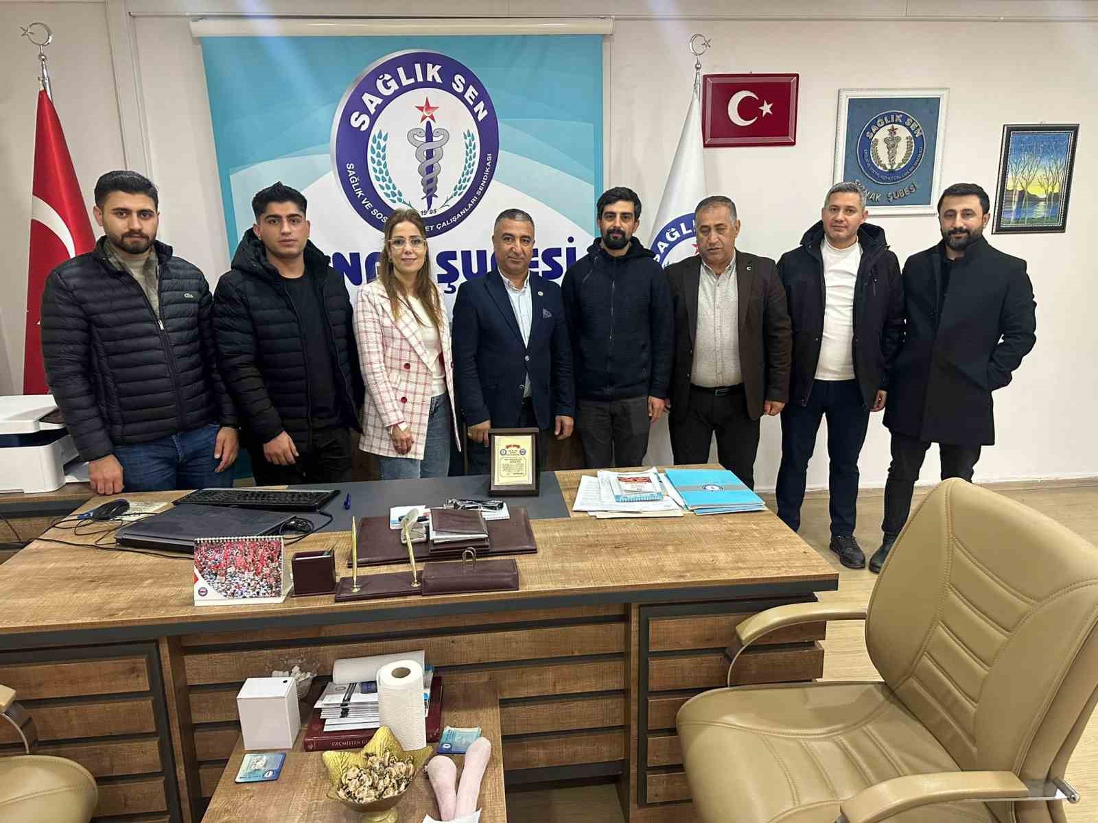 Tayini çıkan Sağlık-Sen temsilcisi plaketle uğurlandı