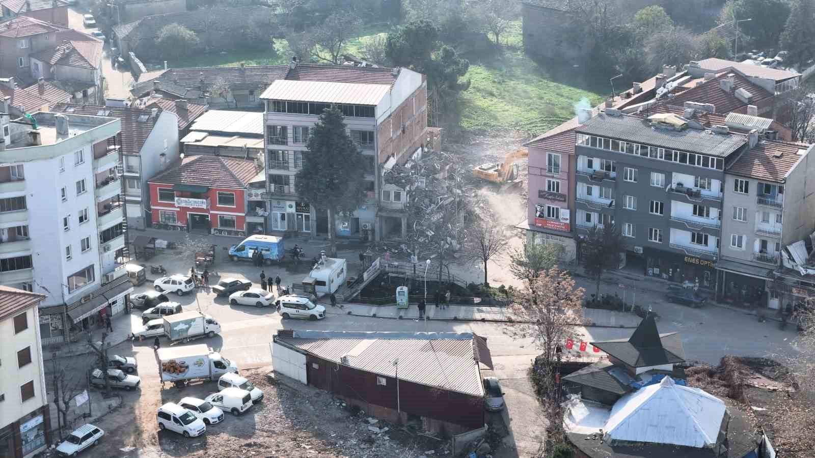 Yıkım sırasında enkaz altında kalmaktan saniyelerle kurtuldular