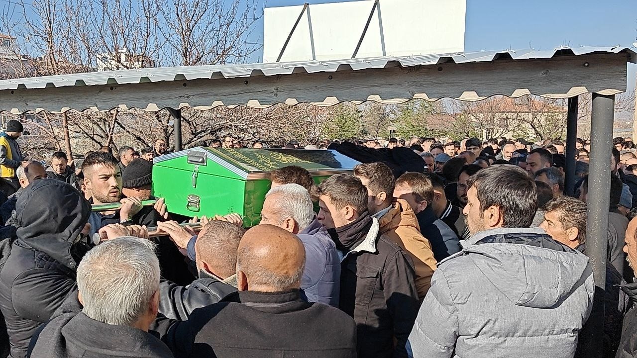 Koyun otlatma meselesinden öldürülen adam toprağa verildi