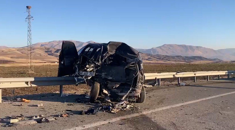 Malatya’da minibüs ile otomobil çarpıştı: 1’i ağır 3 yaralı