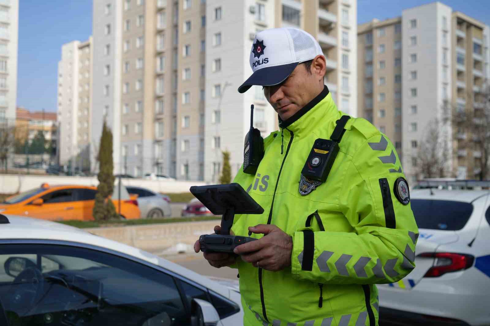 Yolcu kapısından inen ehliyetsiz s&uuml;r&uuml;c&uuml; drondan ka&ccedil;amadı: "Gafil avlandım" dedi, ceza makbuzuyla hatıra fotoğrafı &ccedil;ektirdi
