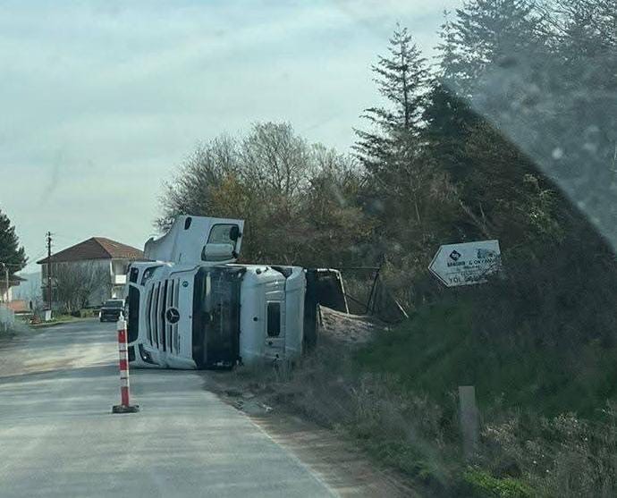 Çaycuma’da kontrolden çıkan tır devrildi