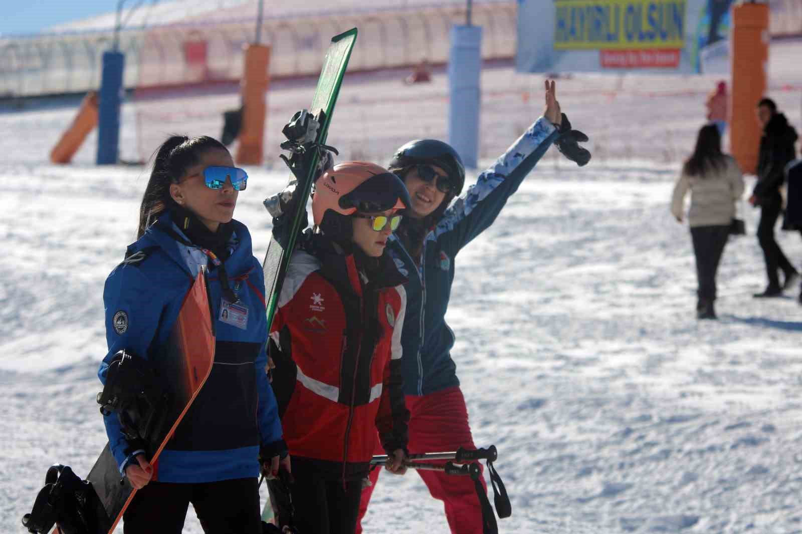 Erciyes&rsquo;te kayak sezonu a&ccedil;ıldı, kayakseverler pistlere akın etti
